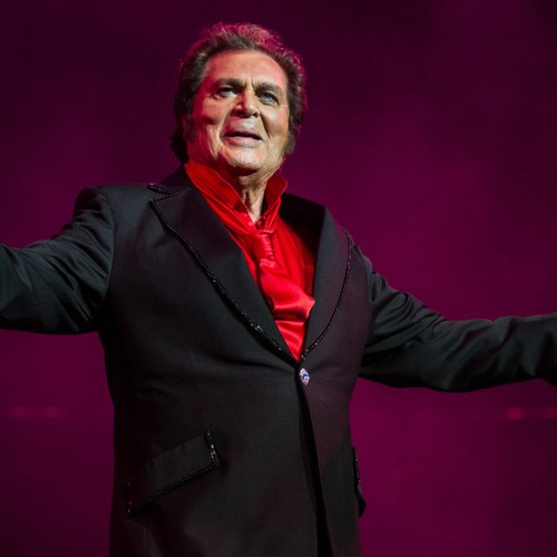 Engelbert Humperdinck wants to become Glastonbury’s oldest performer