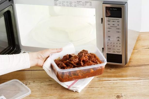 Doctor says never use plastic takeaway containers in microwaves