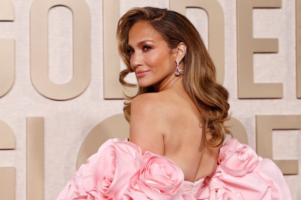 Jennifer Lopez pulls out her hair on stage as she suffers embarrassing mishap