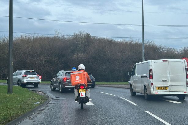 It grinds my gears to see learner moped riders behind the handlebars alone… and working as delivery drivers