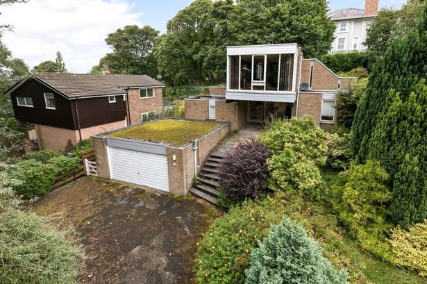 House ‘frozen in 1970s’ with orange sofas and frosted glass is a real trip back in time