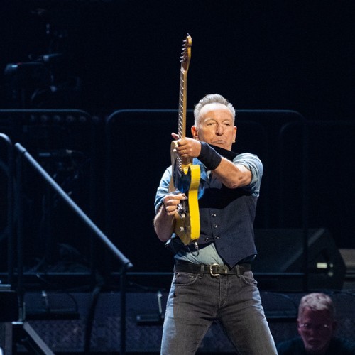 The Boss Bruce Springsteen signs kid’s skipping school note at San Francisco gig