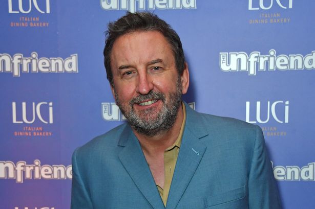 The 1% Club host Lee Mack unrecognisable without trademark beard in astonishing unearthed snap