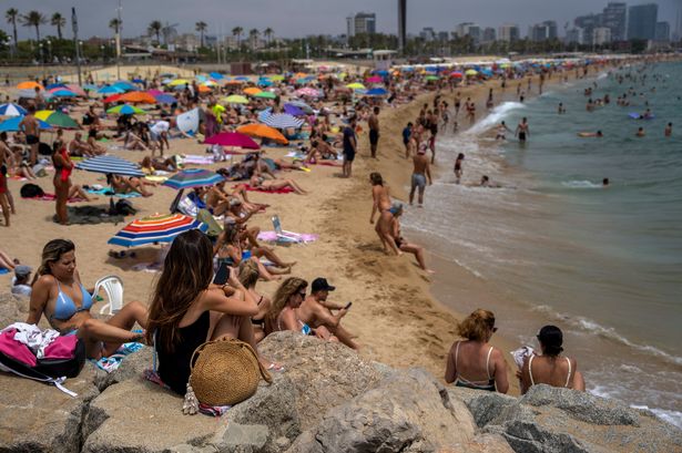 Spain and Greece tourists urged to stay indoors ‘in middle of day’ due to 42C heatwave