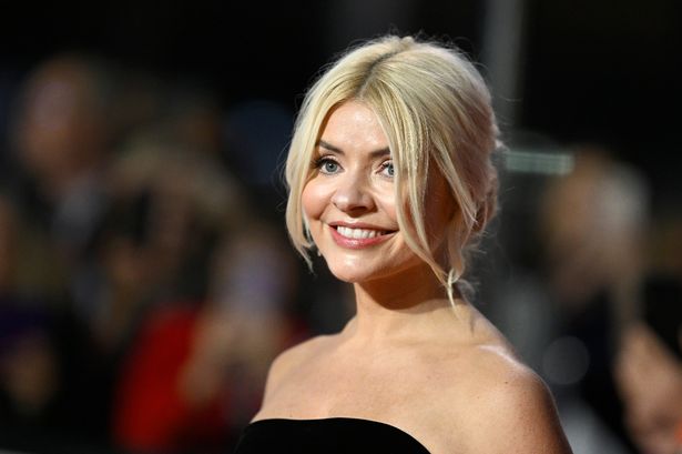 Holly Willoughby unrecognisable in adorable throwback snap with rarely-seen sister