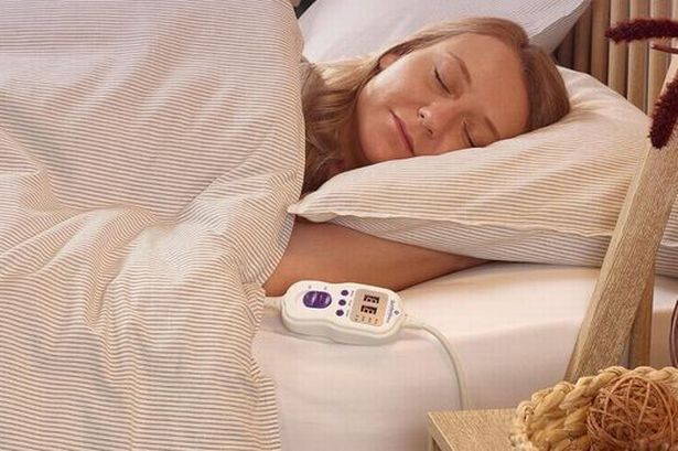 ‘Could not have been without this in winter’ – Electric blanket that’s ideal for couples is an autumn must-have