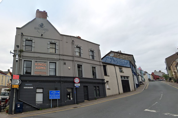 Dozy crook interrupted police search and ended up in the cells himself