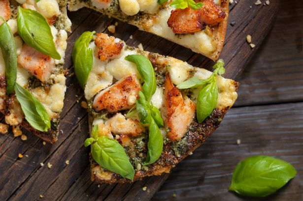 Healthy 500-calorie pesto chicken flatbread recipe is packed with protein