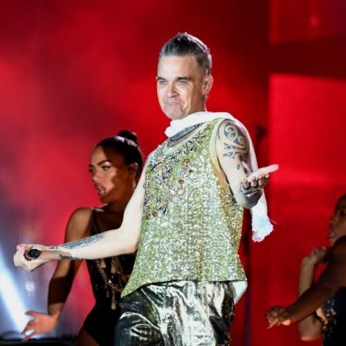 Robbie Williams performs free pop up gig for thousands of fans in Melbourne