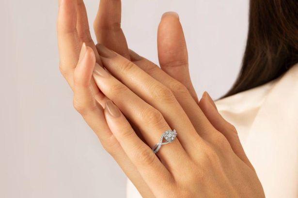 Shoppers can save £674 on a ‘truly elegant’ white gold diamond engagement ring at H.Samuel