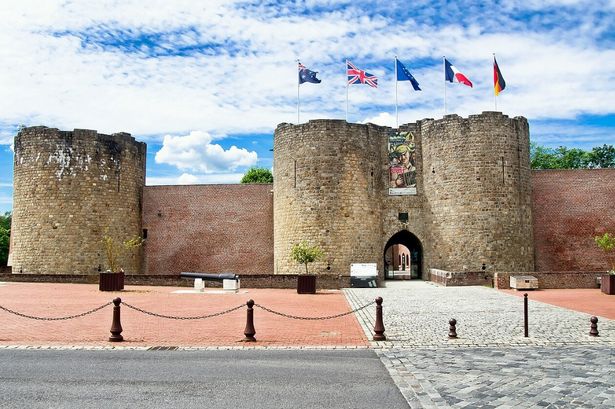 Why a replacement commemorative plaque has been placed on ‘Blackburn’ bridge