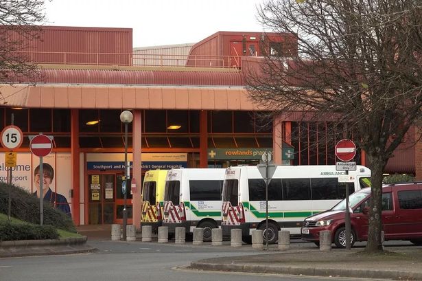 Hospital issues ‘do not’ warning if you experience five symptoms