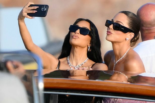 Kardashians’ body language at Bezos’ wedding explains ‘selfie obsession’