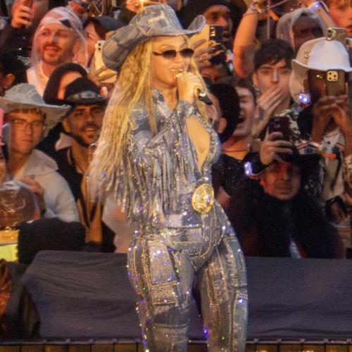 Beyoncé performs with Jay-Z during Paris concert