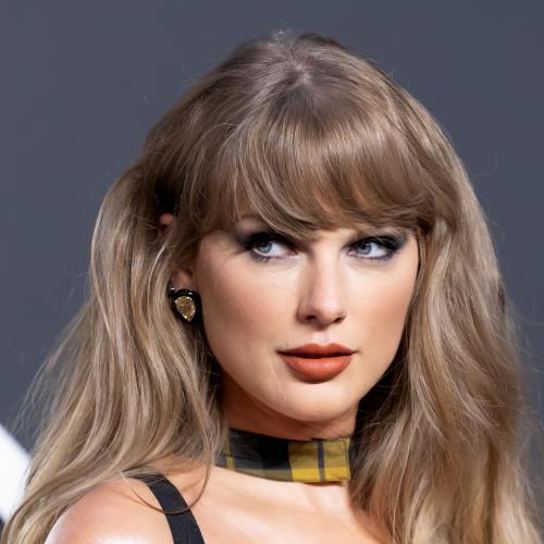 Taylor Swift surprises crowd with acoustic performance at sports summit after-party