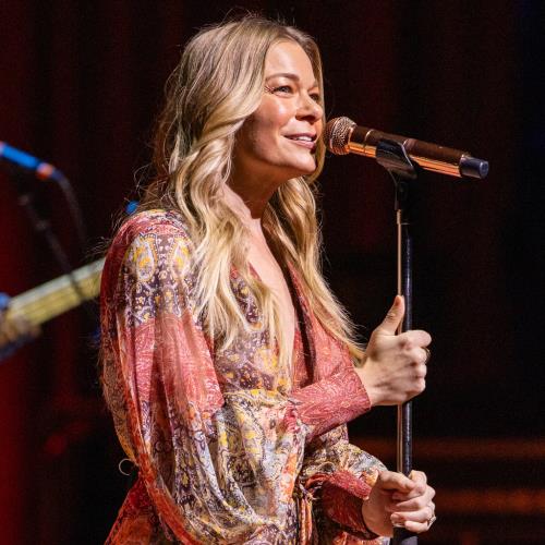LeAnn Rimes flees stage mid-show after teeth fall out
