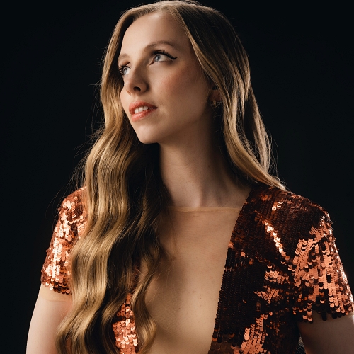 Anna Lapwood ‘stretches her wings’ with Official Classical Chart Number 1 Firedove