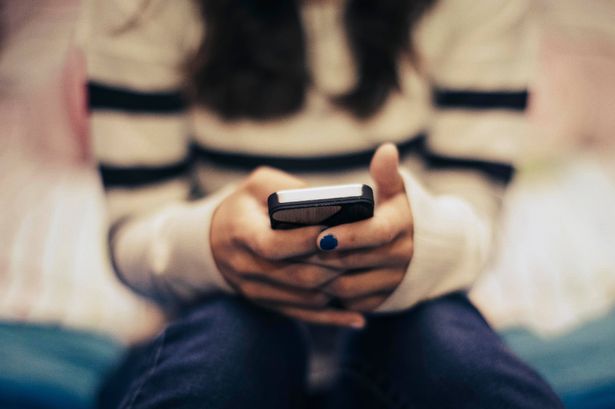 Smartphone owners warned over ‘strange’ apps and search prompts