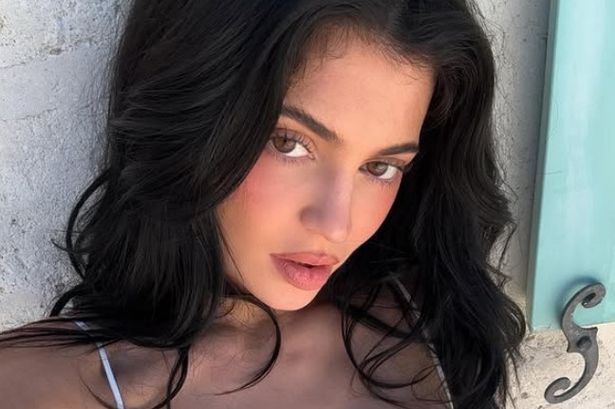 Kylie Jenner wore her platform flip flops with everything on holiday and they’re surprisngly affordable
