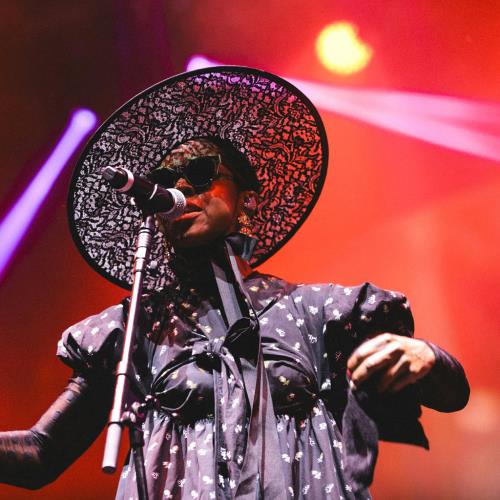 Lauryn Hill plays to near near-empty stadium at New Orleans festival