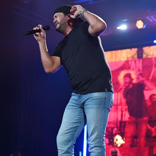 Luke Bryan struck in the face during concert
