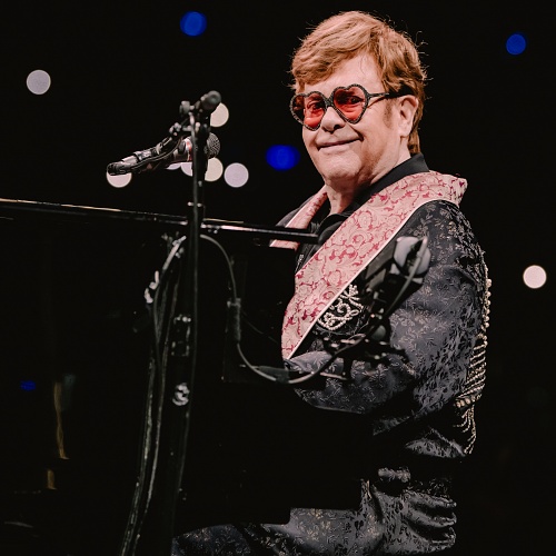 Elton John on Lola Young’s “Dealer”: “It’s the biggest smash I’ve heard in years. I bet my house that that’s the Number 1 single”