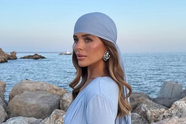 Chloe Lewis’ £19 handheld fan has been ‘saving her life’ in the heat on holiday