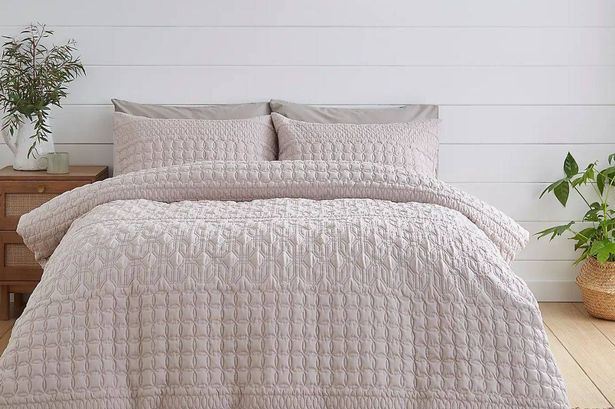 Get ready for university with ‘luxurious’ bedding set that ‘doesn’t need ironing’