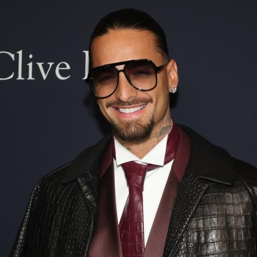 Maluma stops show to scold fan