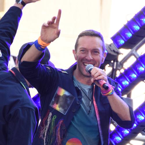 Coldplay refuse to drop kiss cam from tour