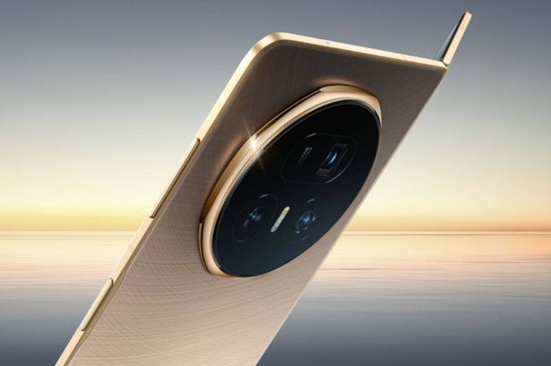 New foldable smartphone that rivals Samsung with over 30 hours of battery is on offer