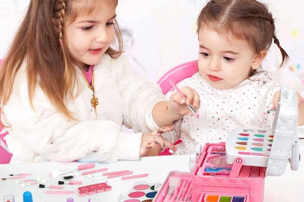 Limited-time sale slashes 55-piece makeup set that’s ‘a perfect Christmas gift’ to £16