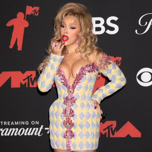 Doja Cat didn’t actually eat lipstick at MTV VMAs