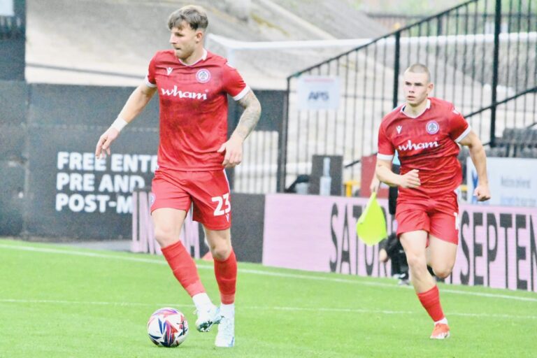 Early Cheltenham strike sees Reds fall at first fence