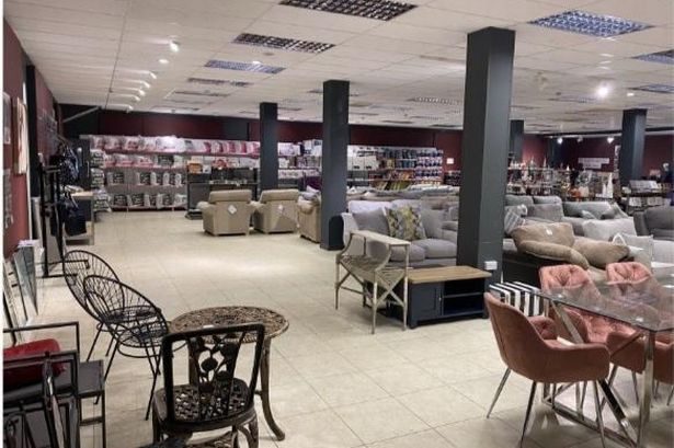 Former M&S shop empty again as as discount outlet move out