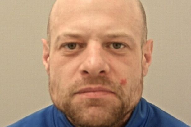 ‘Do not approach’ warning as sex offender with links to Lancashire at large