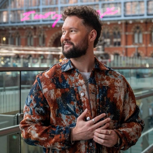 Calum Scott surprises London commuters with pop-up performance at St. Pancras