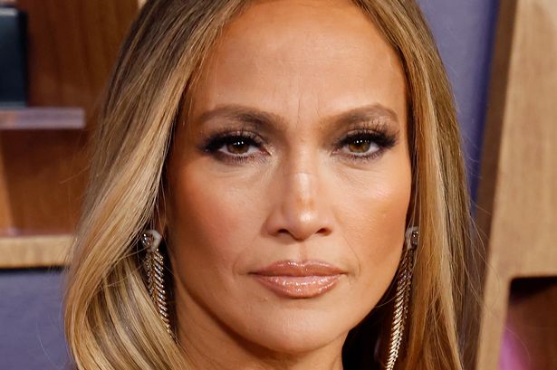 Jennifer Lopez’s dramatic new hair transformation has fans comparing her to Gwen Stefani