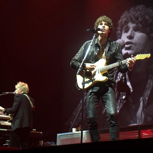 The Kooks kick off biggest uk tour yet with euphoric Manchester arena show