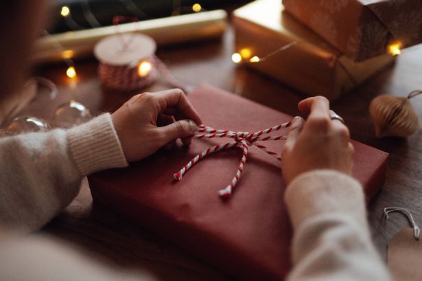 How to wrap Christmas presents without tape – you only need wrapping paper