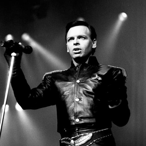 Gary Numan breaks down on stage