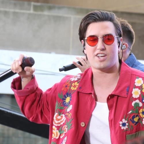 Logan Henderson slices open knee on stage