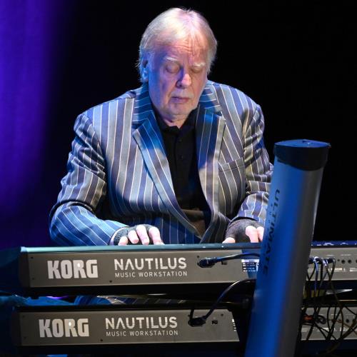 Yes keyboardist Rick Wakeman recovering from brain surgery