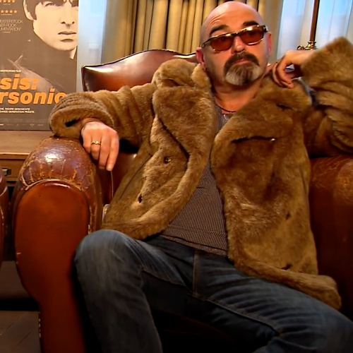 Oasis co-founder ‘Bonehead’ Arthurs still playing iconic 1984 guitar on reunion tour