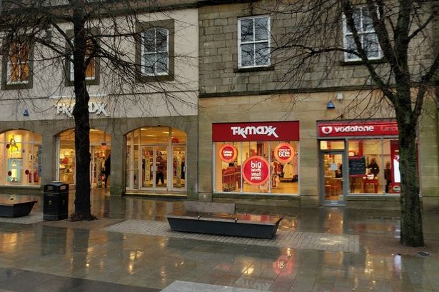 Robber held knife against man’s neck in Lancaster alleyway and demanded phone and cash