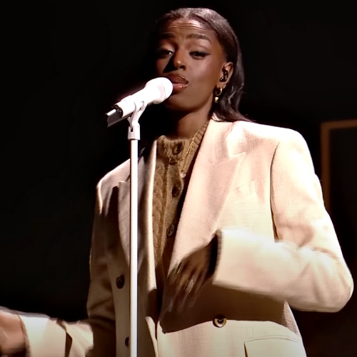 A “new life” for Cat Burns: Singer opens up about breast reduction surgery