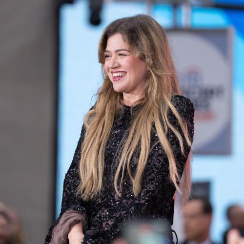 Kelly Clarkson cries about end of her talk show