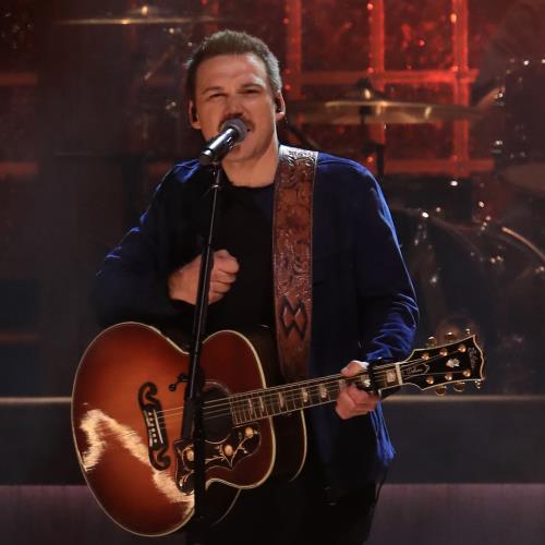 Morgan Wallen flips piano after experiencing technical issues during concert