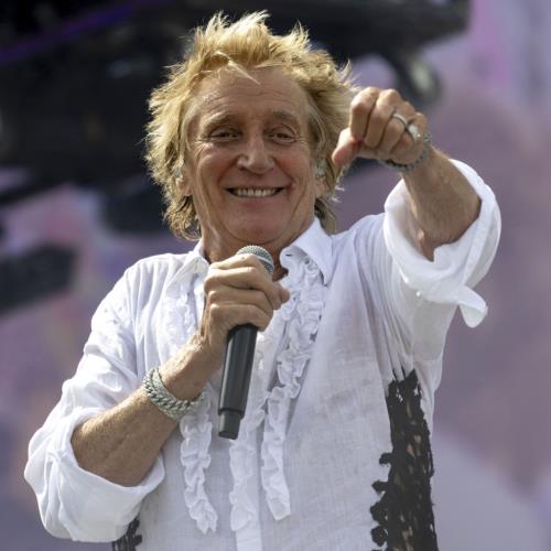 Rod Stewart stops concert to use oxygen tank